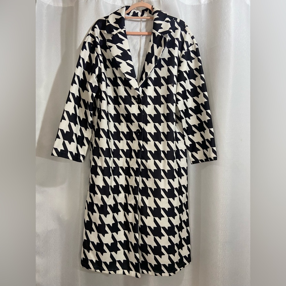 Black & White Houndstooth Women's Coat